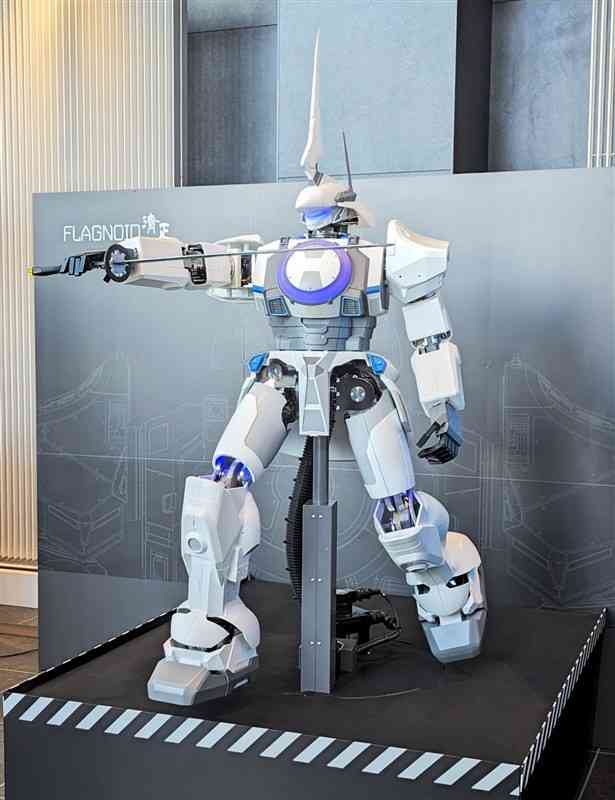 平田機工が制作した、加藤清正がモチーフの人型ロボット「フラグノイド清正」＝4日、熊本市北区