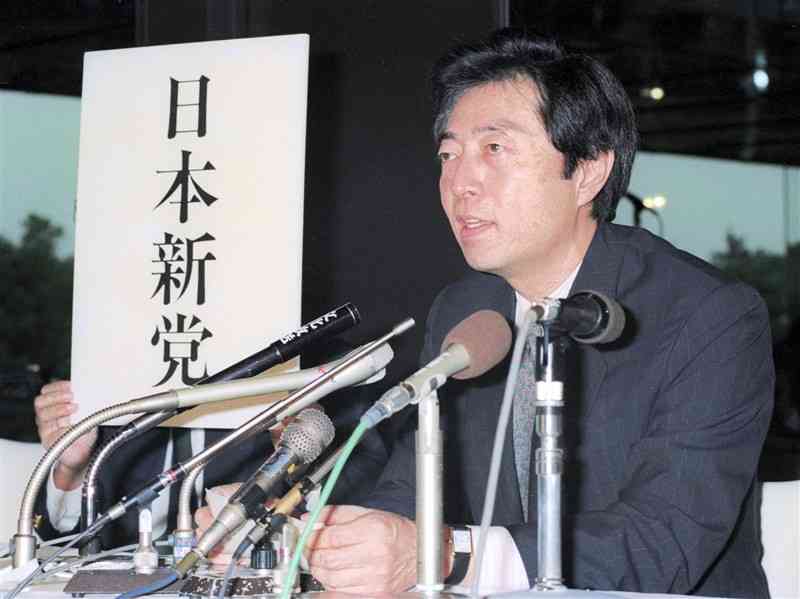 記者会見で新党の名称を「日本新党」と発表する細川護熙さん＝1992年5月22日午後、東京・赤坂の草月会館