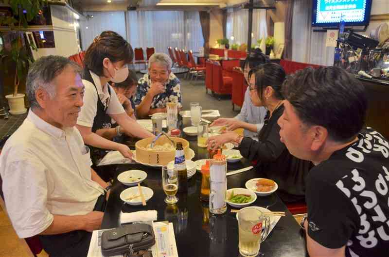 「スターライト」の店内で飲食を楽しむ客ら＝2日、熊本市中央区