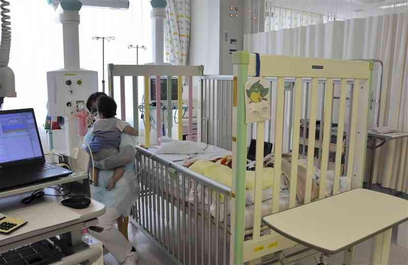 熊本赤十字病院の小児集中治療室（PICU）で治療を受ける赤ちゃん＝4日、熊本市東区