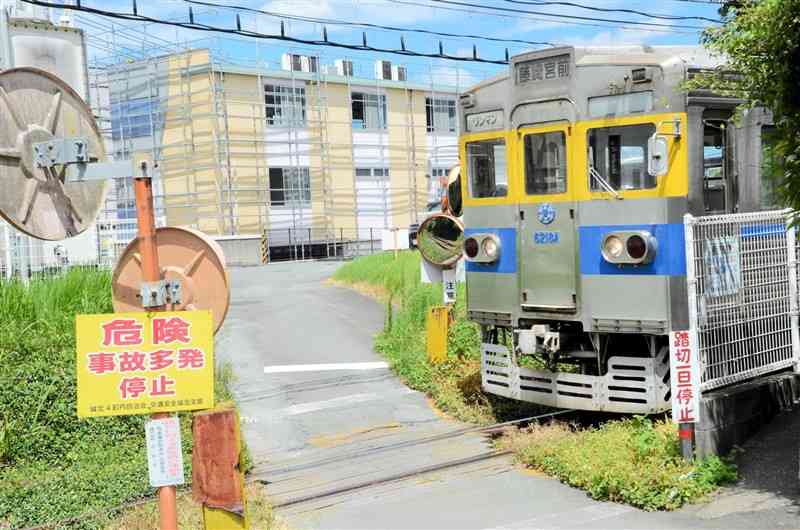 警報機・遮断機なし」踏切で相次ぐ事故 県内に60カ所、補助対象外など