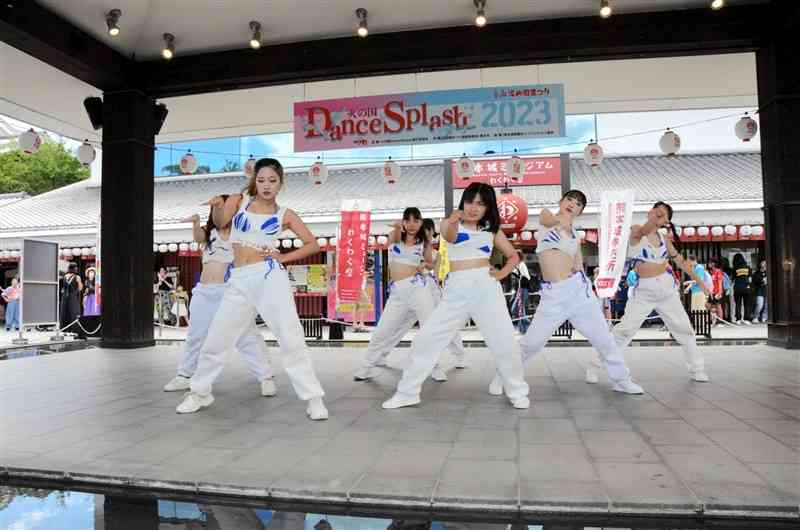 桜の馬場城彩苑のステージでダンスを披露する女性たち＝熊本市中央区