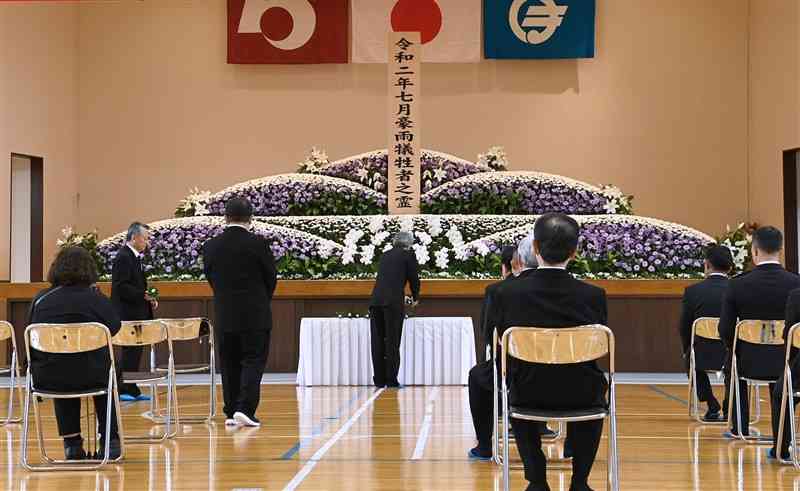 球磨村であった熊本豪雨の災害犠牲者追悼式＝6日午前、同村の球磨中体育館