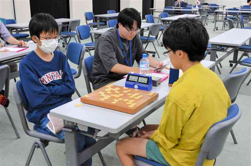 第42回少年少女将棋大会の中学生の部で初優勝した澁谷誠さん（左）＝熊本市中央区