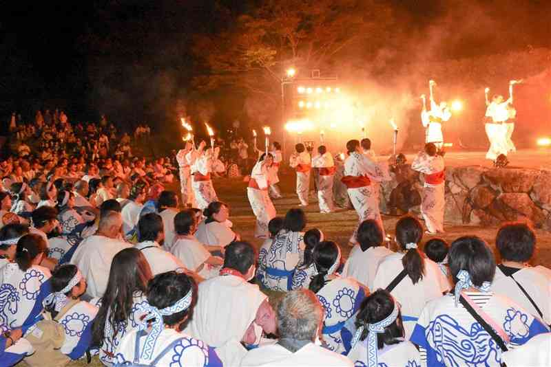 古墳踊りを披露する婦人会のメンバー＝和水町