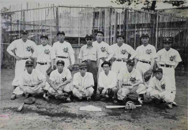 ユニホーム姿で並んだ野球チーム「オール恵楓」の選手たち＝1951年