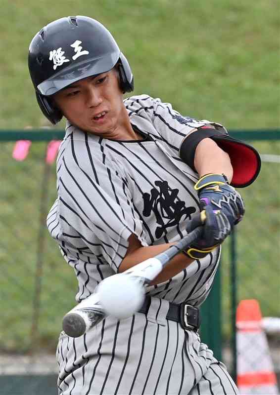 【ソフトボール男子準々決勝・熊本工－明徳義塾（高知）】1回裏、熊本工2死三塁。吉村が右越え本塁打を放ち、2－1と逆転する＝北海道・はまなす国体記念石狩市スポーツ広場（上杉勇太）