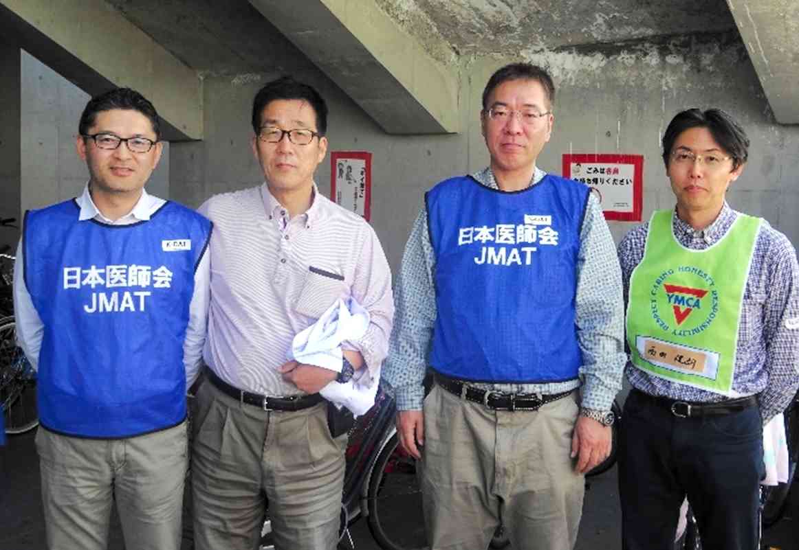 熊本地震から1週間、最も被害の激しかった益城町総合体育館で一医師として診療に当たった筆者（左から2人目）