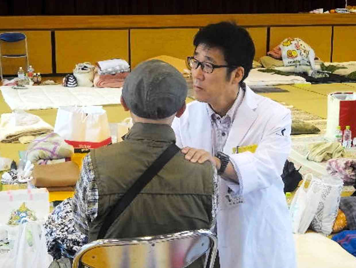 熊本地震で避難した被災者に寄り添い、診療に当たる筆者＝2016年、熊本市の白川小体育館