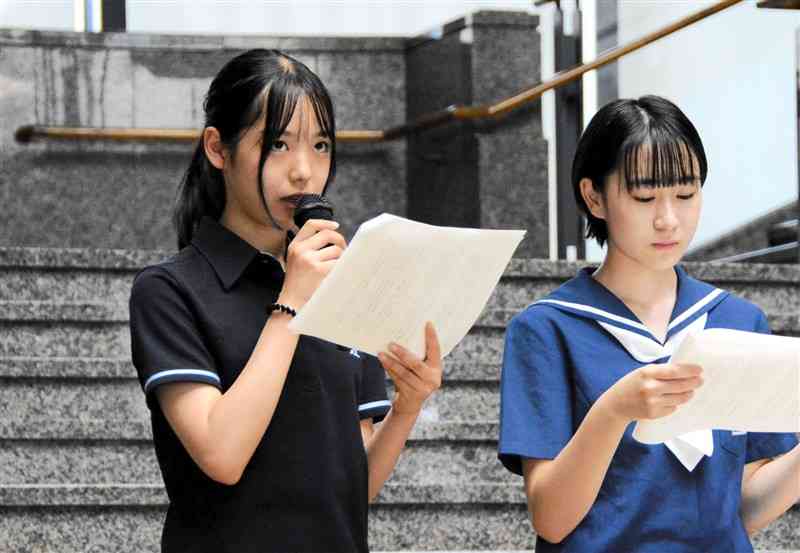 九州学院高2年の嶌村理彩さん（左）。県庁で開かれた集会で、被爆者の体験を元にした紙芝居を上演した＝3日、熊本市中央区