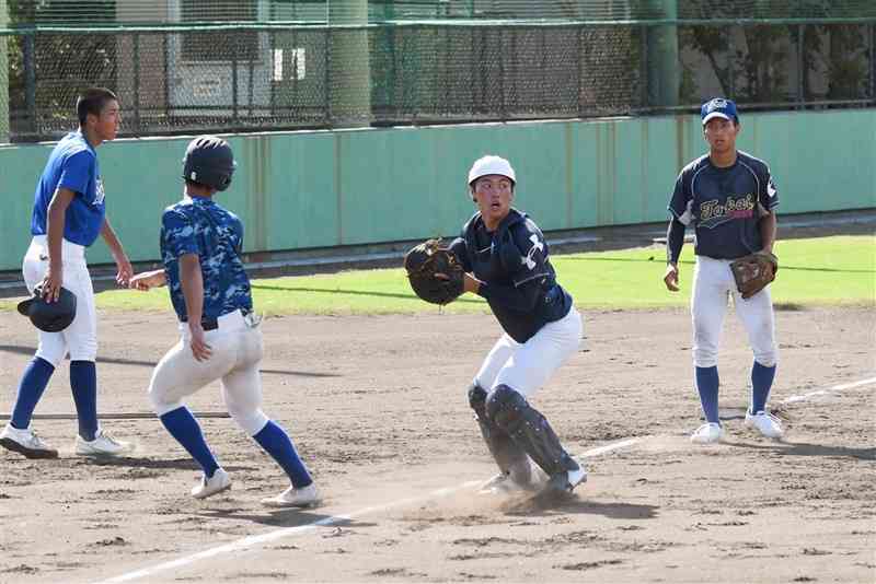 真剣な表情で練習する東海大星翔の選手たち＝鳴尾浜臨海野球場