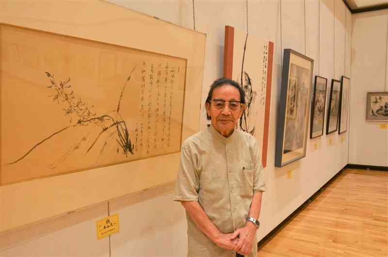 空白の美を感じさせる平山良一会長の作品などが並ぶ第22回県水墨画協会展＝熊本市中央区