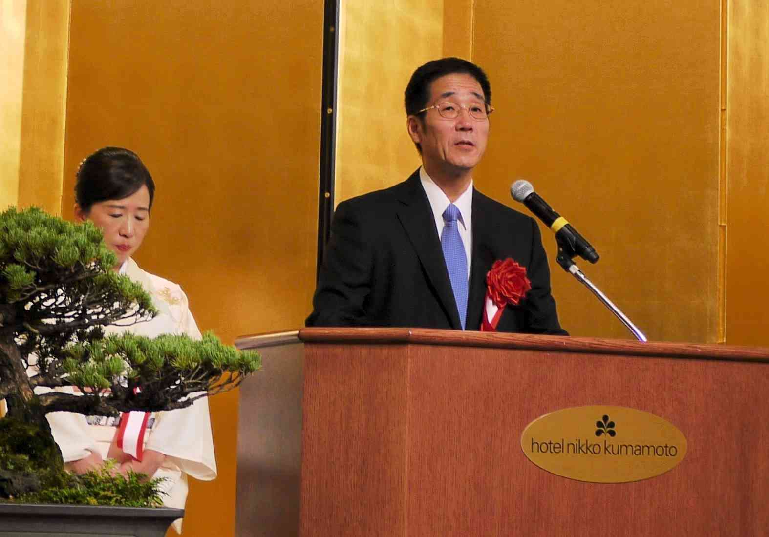 熊日賞を受賞し、謝辞を述べる筆者（右）。左は妻恵子さん＝2017年7月、熊本市