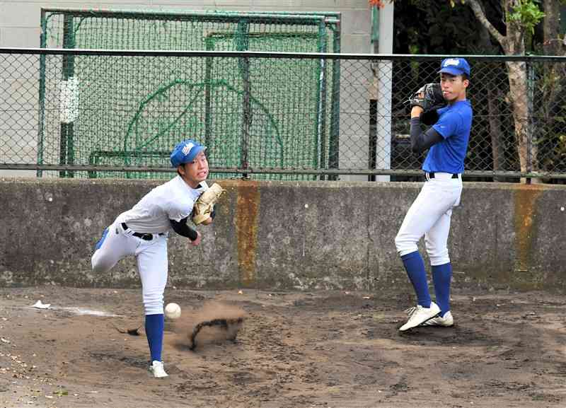 ブルペンで投げ込む東海大星翔の玉木（左）と木本＝鳴尾浜臨海野球場