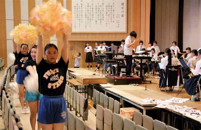 東海大大阪仰星の吹奏楽部の演奏に合わせて踊る星翔のチアリーディング部員（左）＝9日、大阪府枚方市