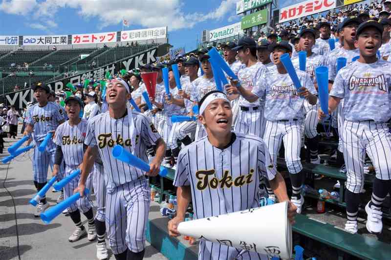 全国高校野球選手権大会1回戦で、アルプススタンドから東海大星翔ナインに声援を送る応援団＝10日、兵庫県西宮市の阪神甲子園球場