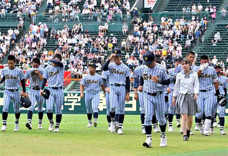 浜松開誠館に2－5で敗れ、肩を落とす東海大星翔の選手たち＝10日、甲子園（鹿本成人）