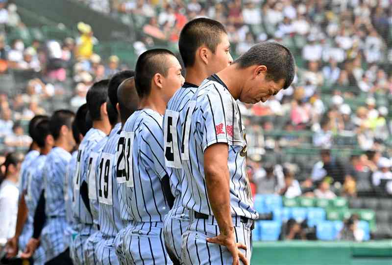 【東海大星翔－浜松開誠館】試合後、涙をこらえながら相手の校歌を聞く東海大星翔ナイン＝甲子園（鹿本成人）