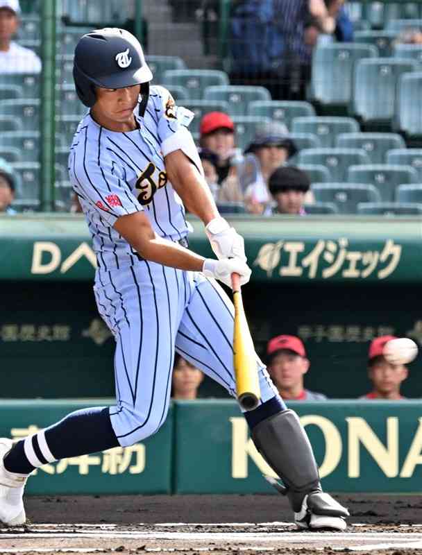 【東海大星翔－浜松開誠館】1回表、東海大星翔無死。先頭打者の百﨑が中前二塁打を放ち、守備の乱れに乗じて三塁まで進む＝甲子園（鹿本成人）