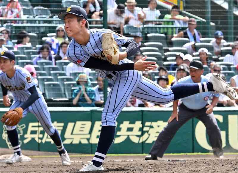 【東海大星翔－浜松開誠館】力投する東海大星翔の先発玉木＝甲子園（鹿本成人）