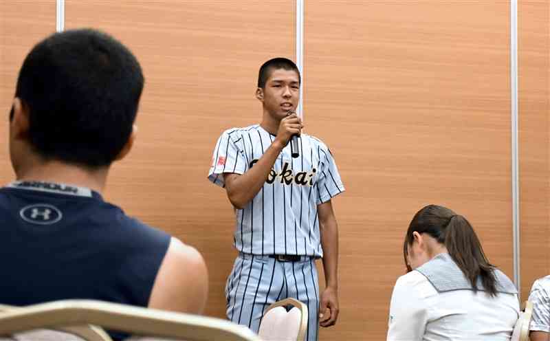 仲間の前で感謝の気持ちを伝える東海大星翔の川道＝大阪府堺市