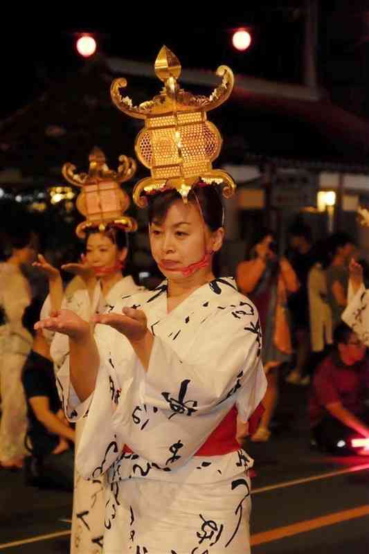 新型コロナウイルス禍前に千人灯籠踊りに参加した髙本和子さん＝2019年8月、山鹿市（本人提供）