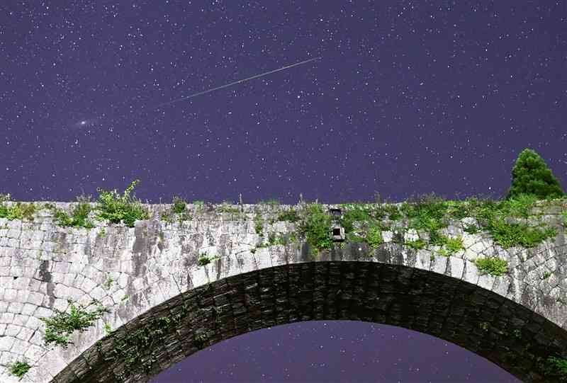 通潤橋の上に見えたペルセウス座流星群の流れ星＝13日午後10時40分ごろ、山都町（ISO3200、絞り2.2、13秒露光）