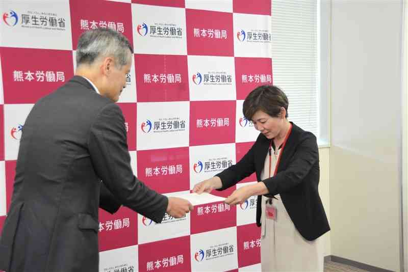 2023年度の県最低賃金額を898円にするよう熊本労働局長（左）に答申する熊本地方最低賃金審議会の倉田賀世会長＝14日、熊本市西区