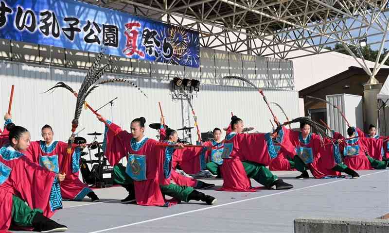 中国の儀式「祭孔大典」の踊りを披露する舞生役の小中学生＝菊池市