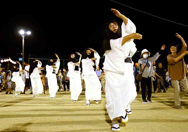黒頭巾に白装束姿で植柳盆踊りを披露する踊り手たち＝八代市