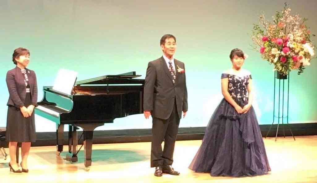 熊本大学退官の日に長女由希さん（右）と歌声を披露した筆者（中央）。左はピアノ伴奏した妻恵子さん＝2019年3月、熊本市国際交流会館