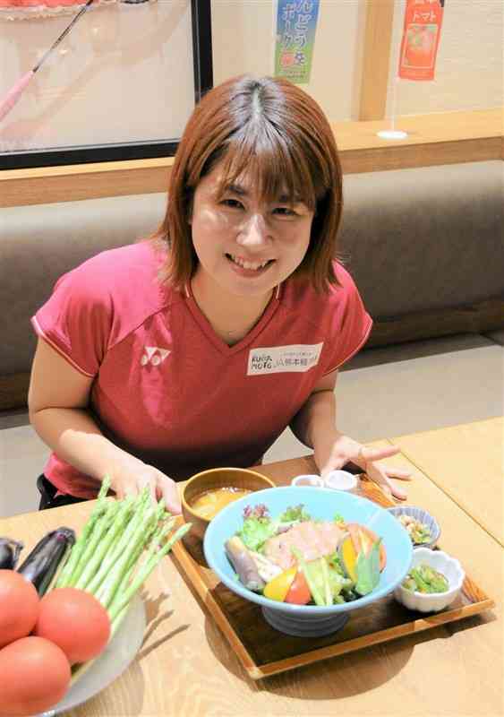 「りんどうポークと旬野菜丼」をPRする藤井瑞希さん＝17日、熊本市西区
