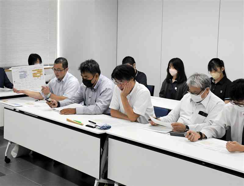 私立高への助成拡充を要請した「熊本私学助成をすすめる会」の竹原一輝代表（左）ら＝17日、県庁