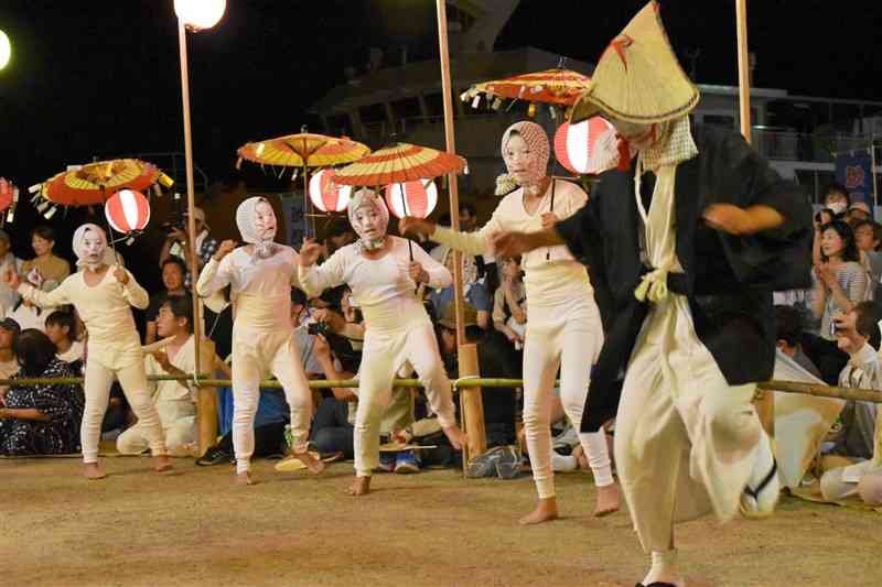 姫島盆踊りのトリを飾った「キツネ踊り」。観客から「かわいい」の声も＝大分県姫島村