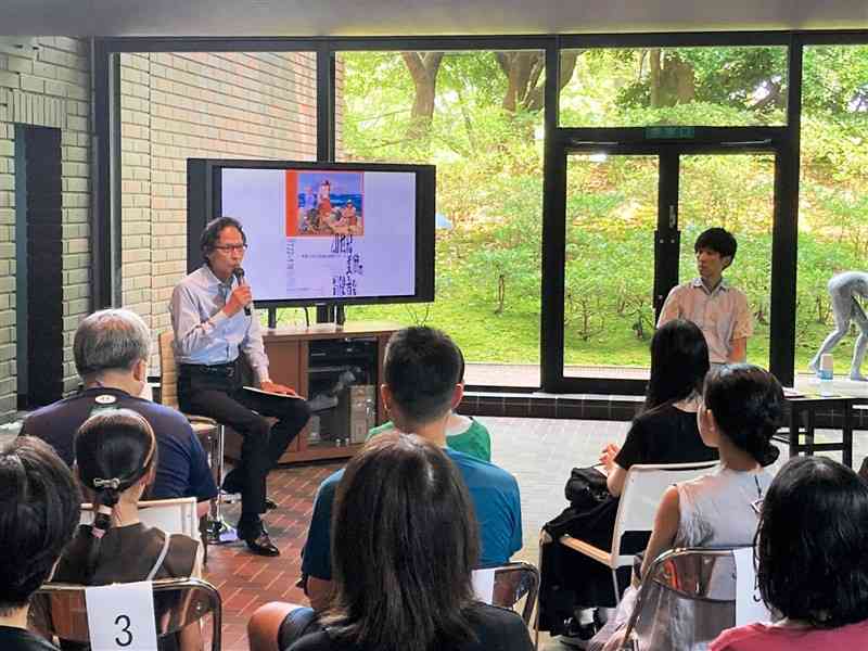 出品された名画について語り合う姜尚中・県立劇場館長（左奥）と三輪健仁・東京国立近代美術館美術課長＝熊本市中央区