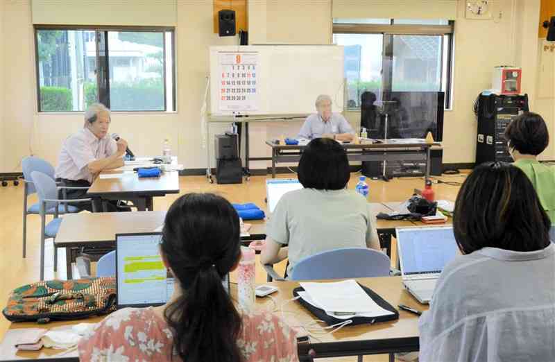 菊池恵楓園を訪れ、ハンセン病問題の意識調査の結果について意見交換する日本解放社会学会のメンバーら＝17日、合志市