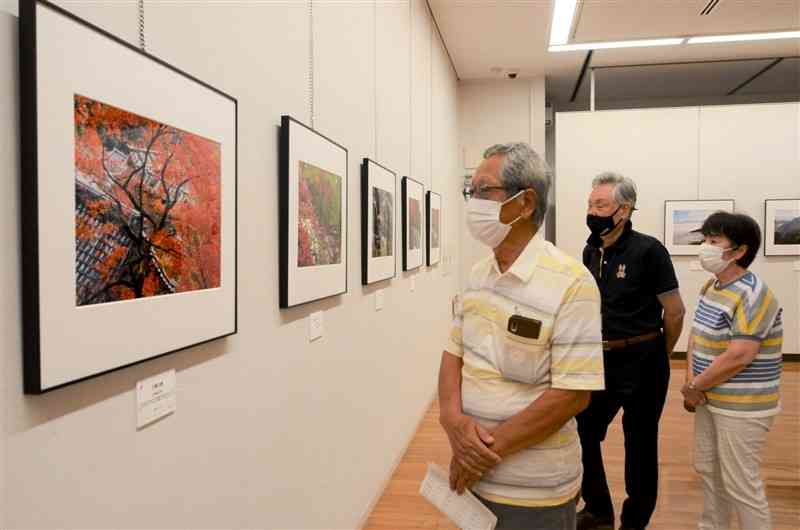 県内外で撮影された美しい風景が並ぶ、日本風景写真協会熊本支部第17回写真展＝熊本市中央区