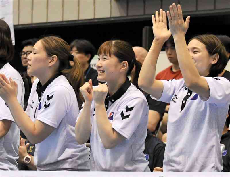 日本の得点に喜ぶ尾﨑佳奈（中央、オムロン）＝広島市のマエダハウジング東区SC