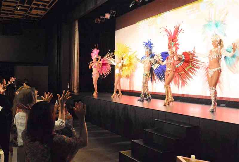 FunFun熊本祭で「サンバおてもやん」を踊るダンサーら＝23日、東京都港区の八芳園
