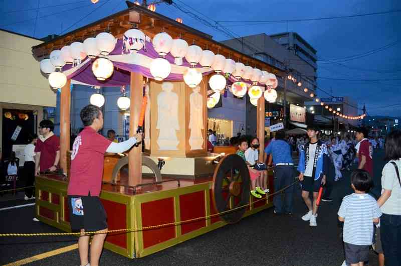 商店街を練り歩く六地蔵山車と総踊り＝大津町