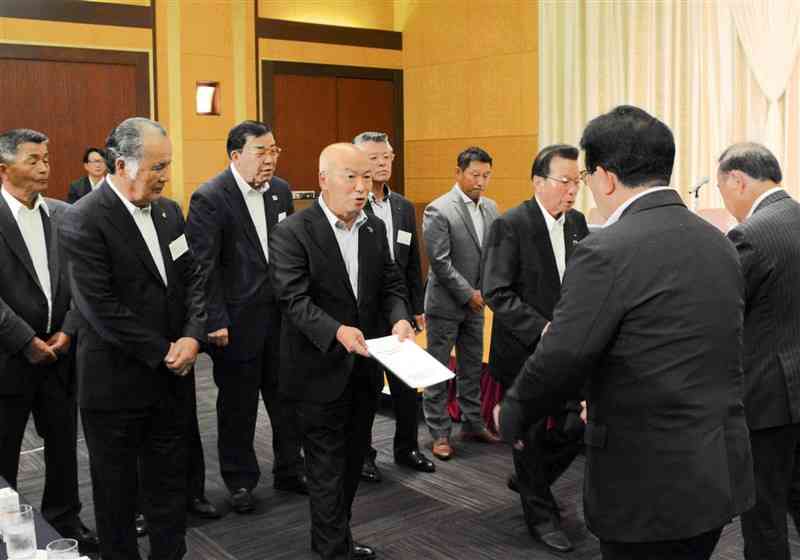 県選出の国会議員に要請書を手渡す、JA熊本中央会の宮本隆幸会長（右から3人目）ら＝27日、熊本市中央区