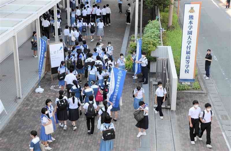 熊本学園大付属高のオープンキャンパスで、校内を見学する中学3年生たち＝7月17日、熊本市中央区