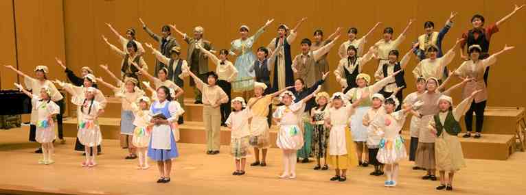 県少年少女・児童合唱祭で、ミュージカル「美女と野獣」の一部を披露したNHK熊本児童合唱団＝山鹿市