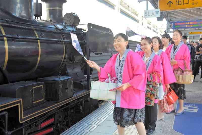 JR熊本駅ホームで「SL人吉」の到着を出迎える「人吉温泉女将の会さくら会」の女将たち＝熊本市西区