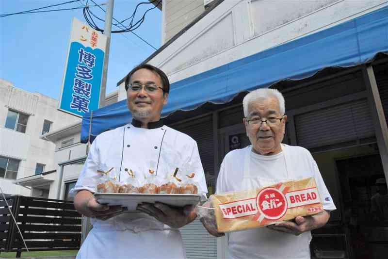 創業者の新立康夫さん（右）から事業を引き継ぎ、「博多製菓」を復活させた貝賀克彦さん＝水俣市