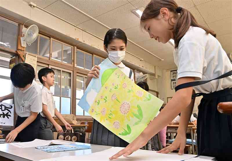 2学期が始まり、夏休みの宿題を提出する高平台小6年の児童たち＝29日午前、熊本市北区の同小（上杉勇太）