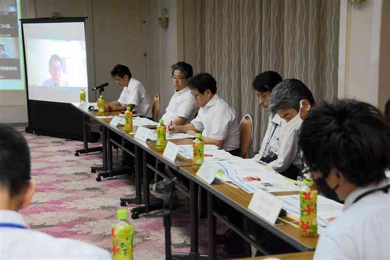 万江川の氾濫対策について意見を交わす検討委員会のメンバーら＝29日、熊本市