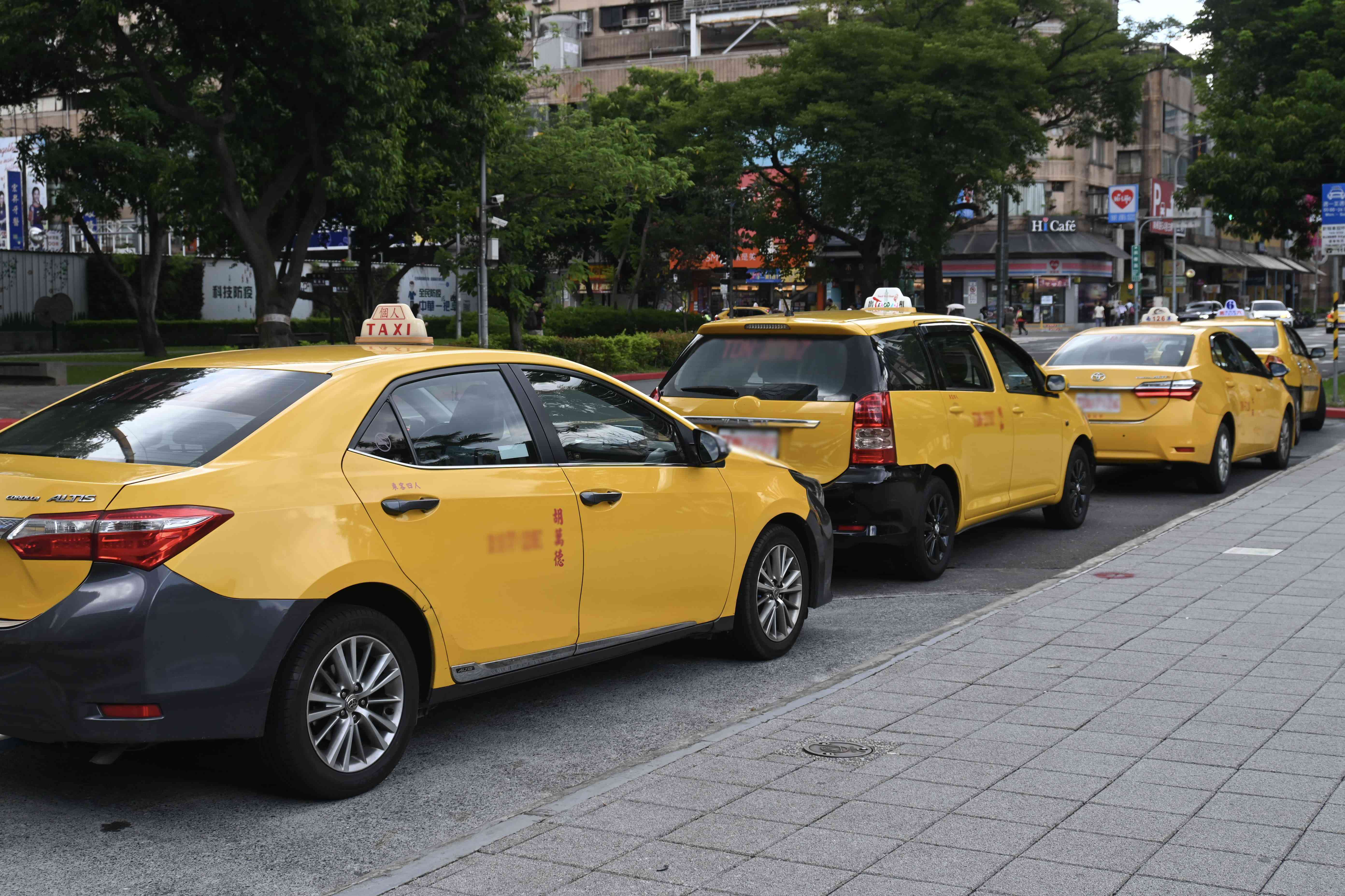 ▲駅前で客待ちをするタクシー＝８月22日、台北（ＮＮＡ撮影） 