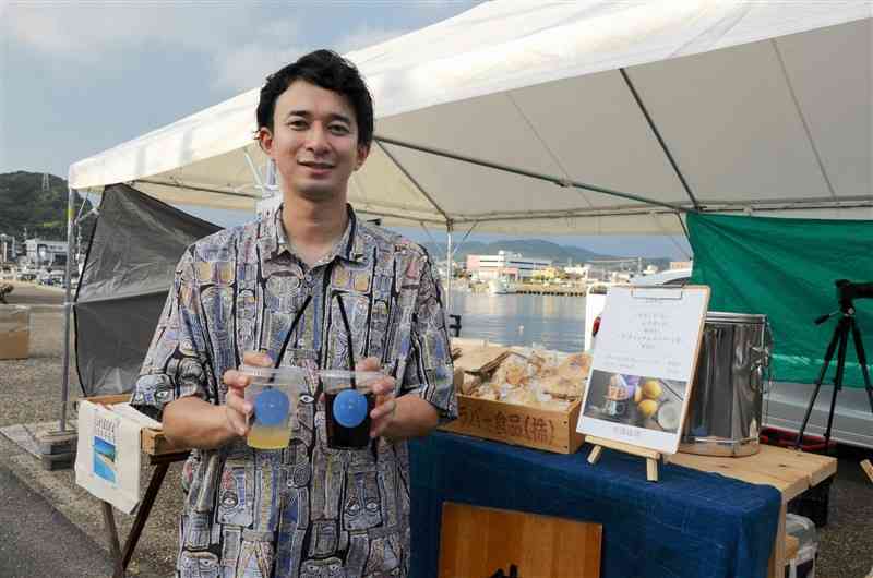 銀行勤務の傍らコーヒーの移動販売を行う田上和樹さん＝天草市