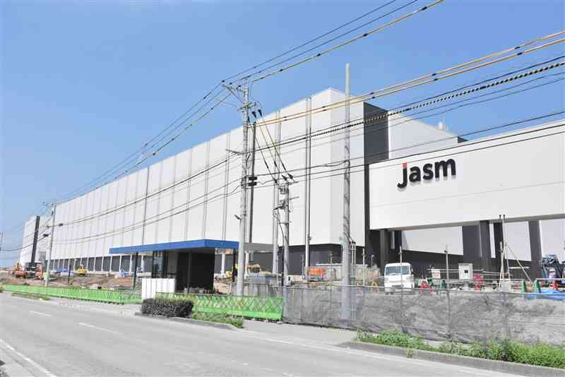TSMCの子会社JASMが建設中の新工場。年末ごろの完成に向けて工事は大詰めを迎えている＝8月下旬、菊陽町